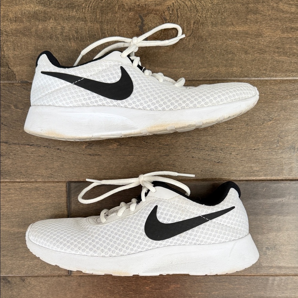 Nike White Mesh Sneakers with Black Swoosh - Picture 3 of 4